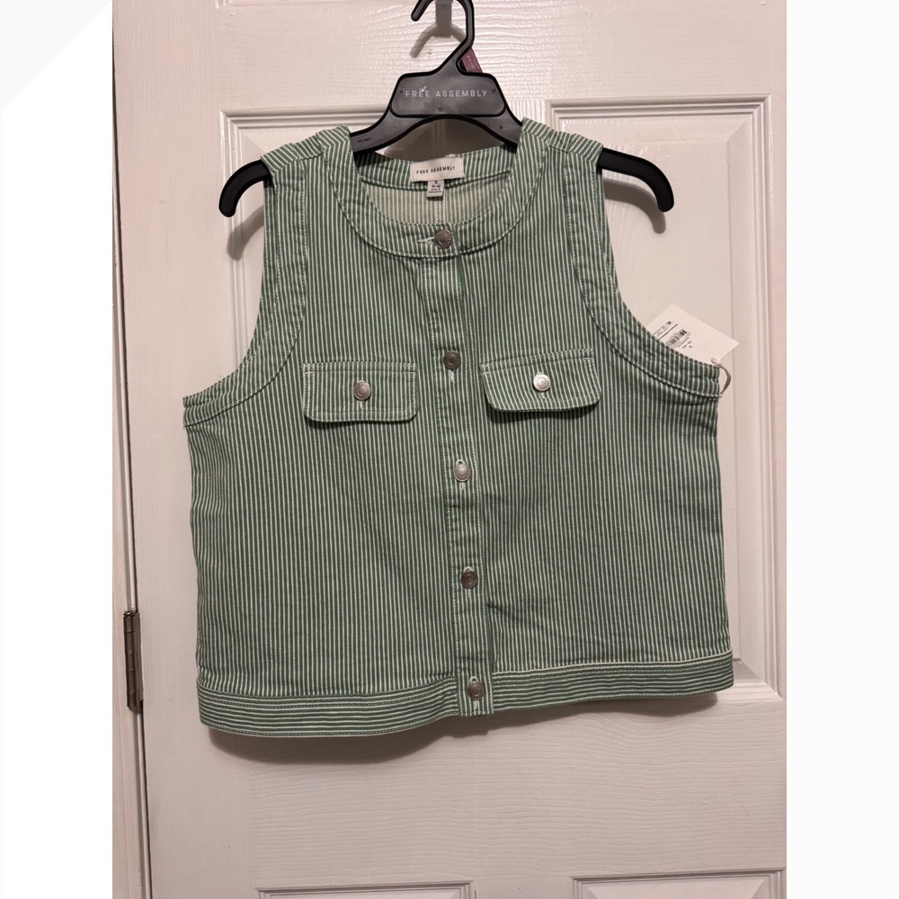Free assembly vest sz Small